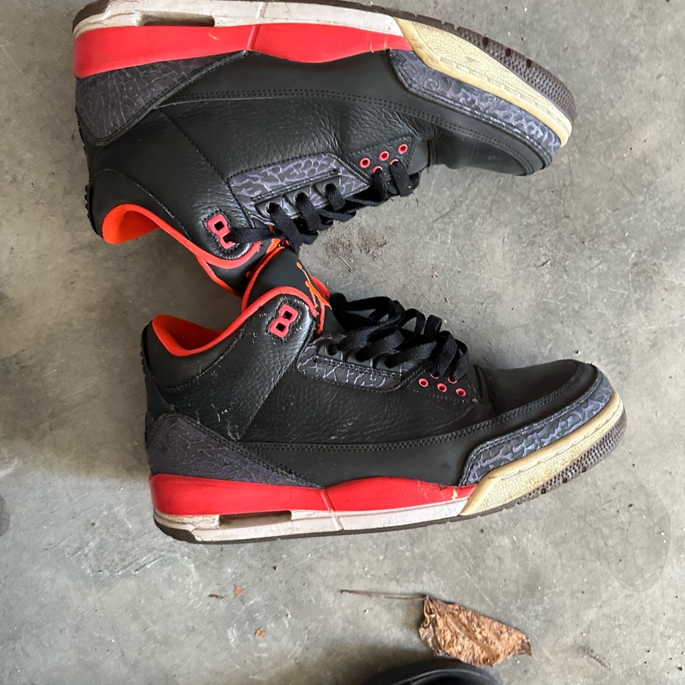 Men’s Jordan 3s black and red size 10.5